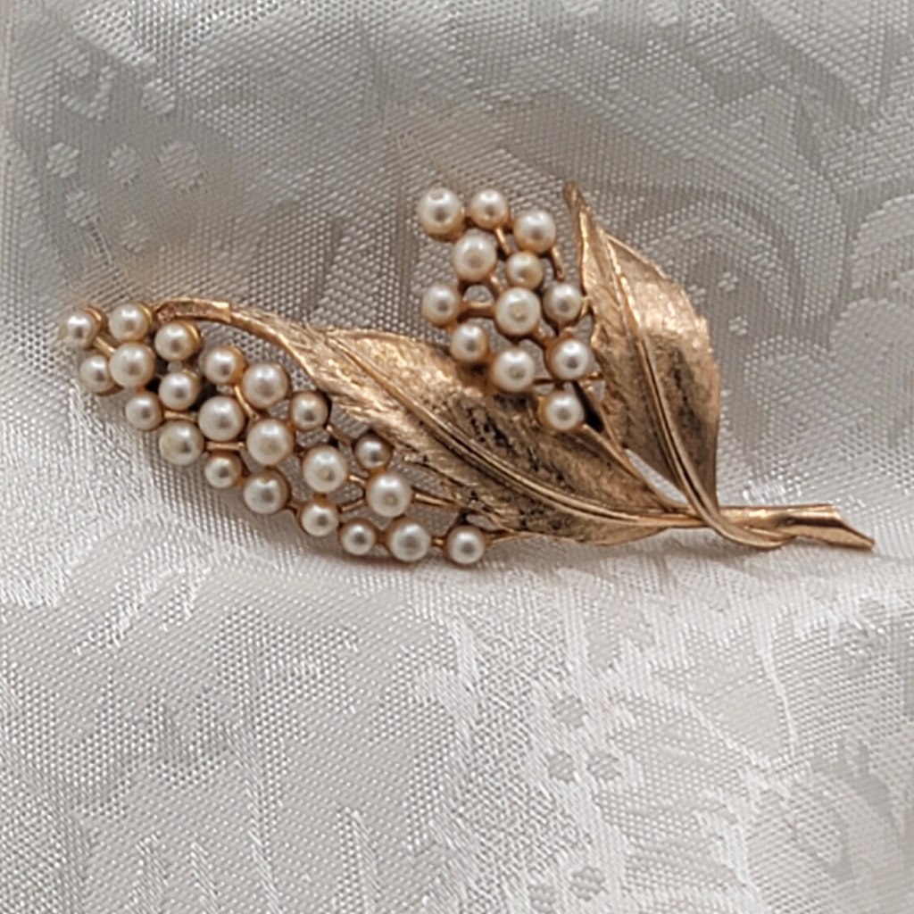 Signed Capri Vintage Goldtone And Faux Pearl Gorgeous Brooch Pin 15$